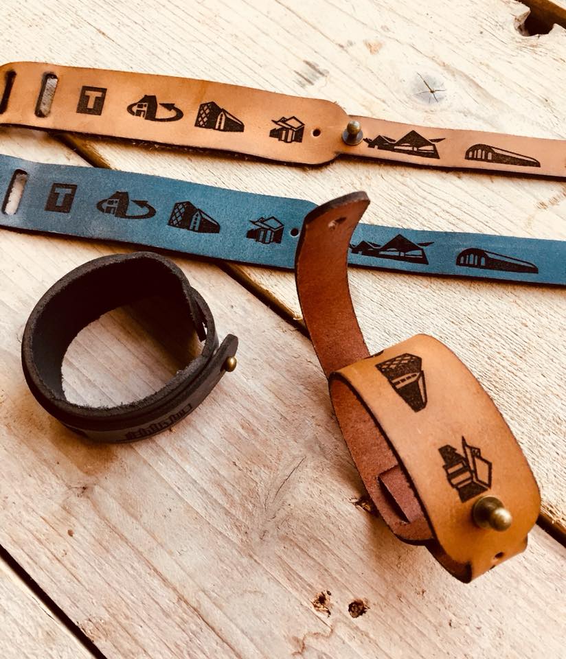 Armband met een aantal iconen van TilburgsAns.nl