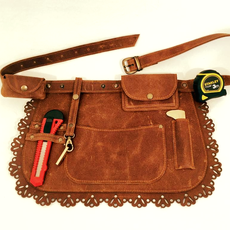 Aan het werk met een origineel prijkerschort van Aterlier Leermakers